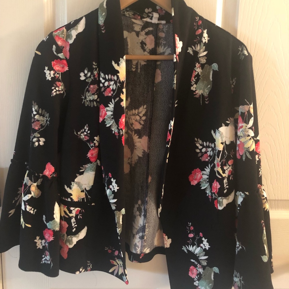 Floral slightly cropped bell sleeve blazer